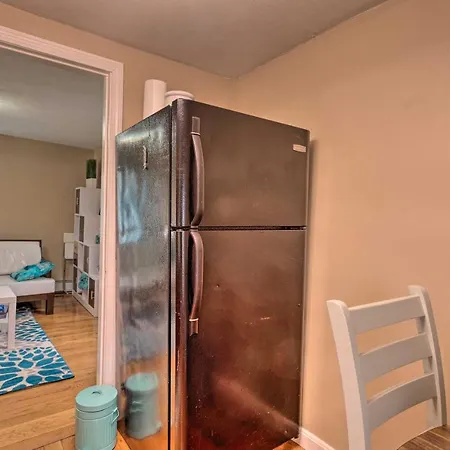 Cozy Third-Story Apartment In Dtwn Brockton!
